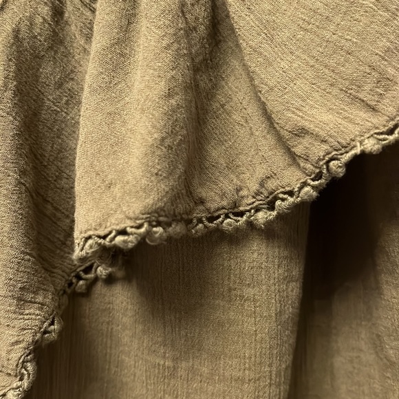 LOFT V neck ruffle Blouse 
Size XS
LOFT - Picture 3 of 9